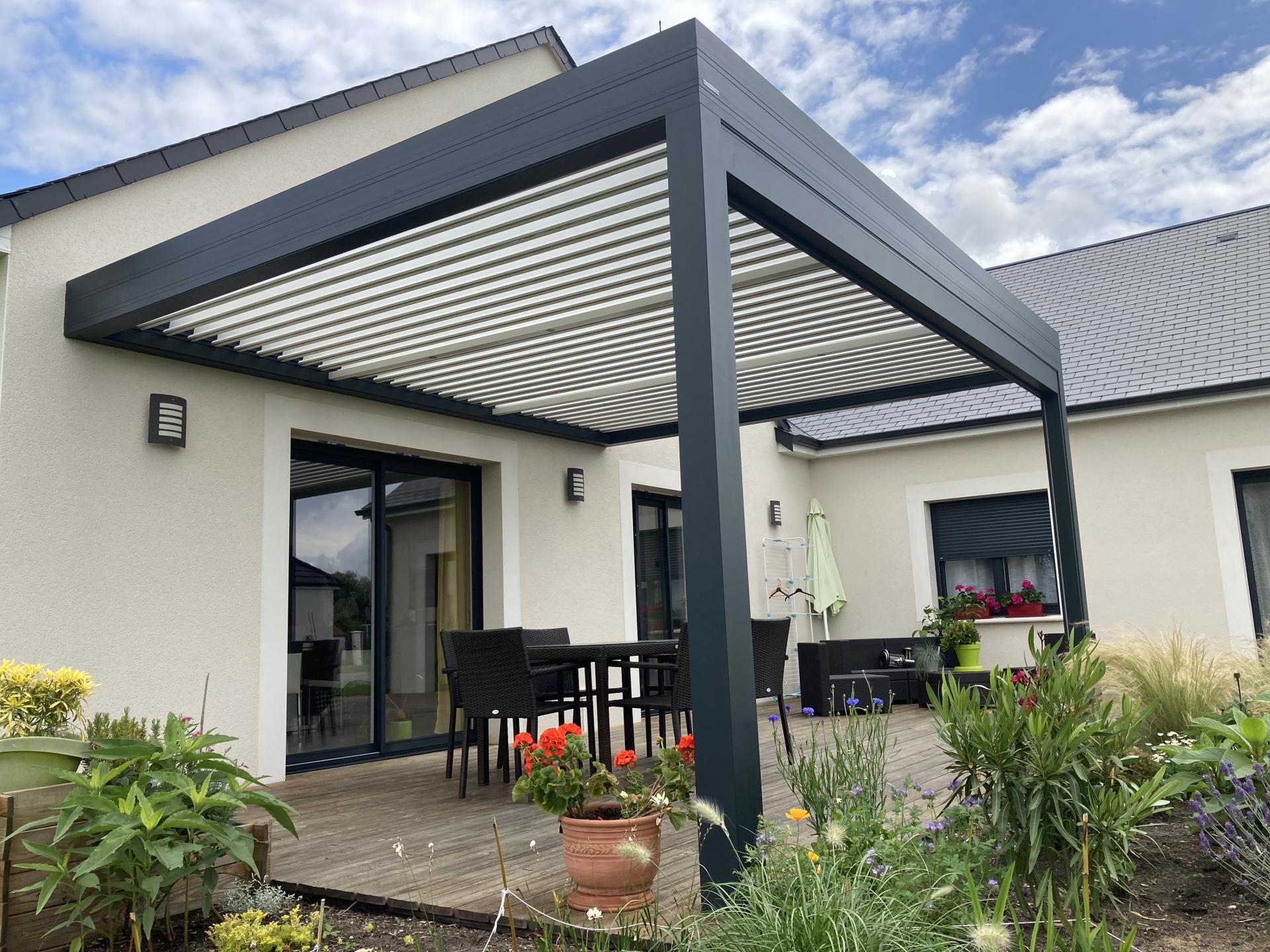 pergola bioclimatique sur une maison contemporaine à Romorantin