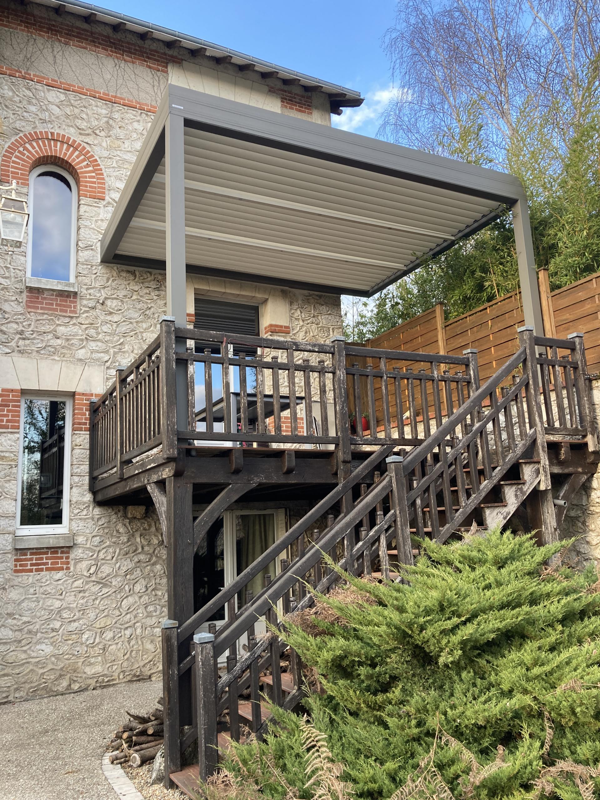 pergola Bioclimatique sur maison de style Normand