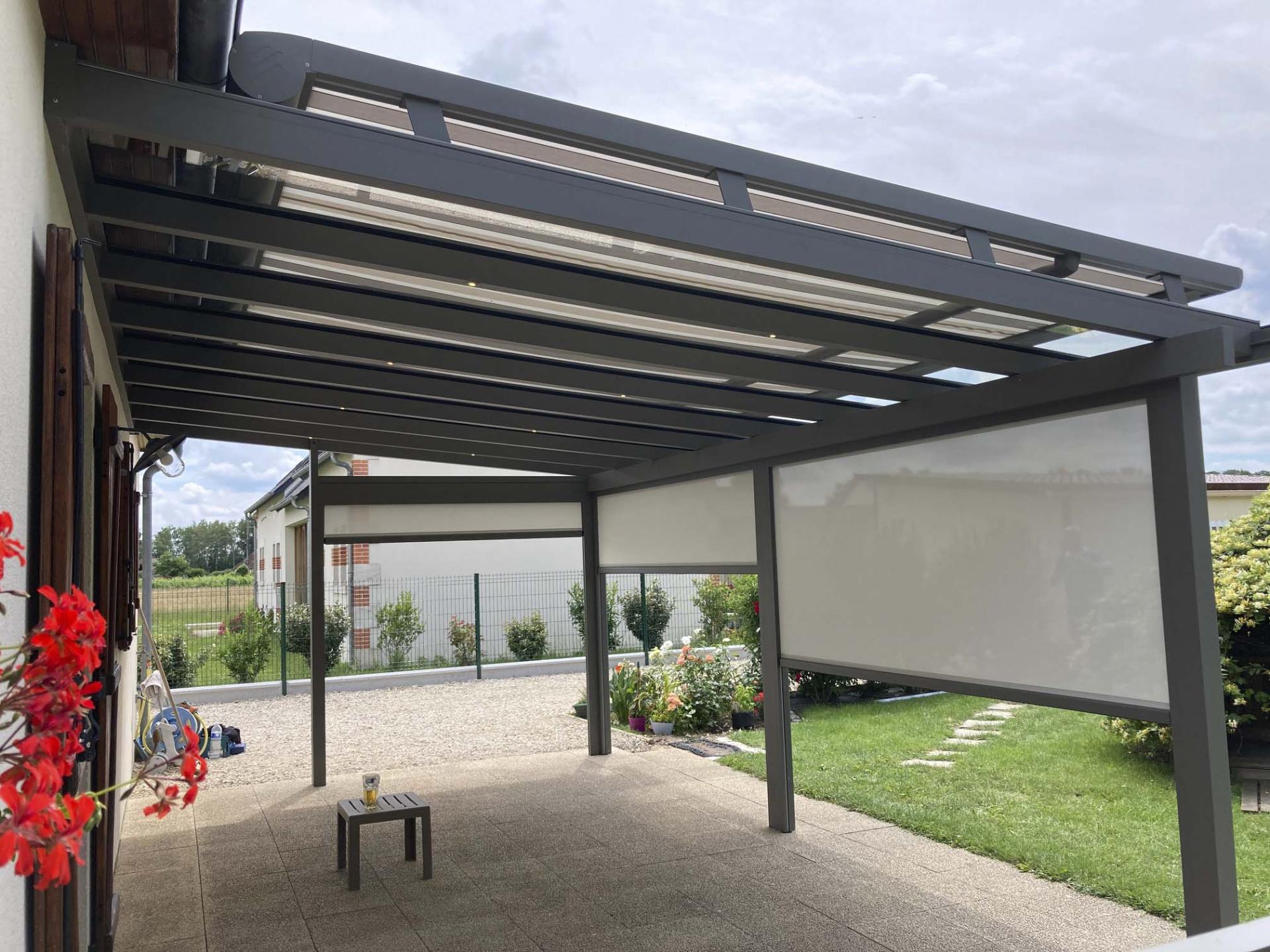 pergola toiture vitrée avec store de toiture et stores verticaux