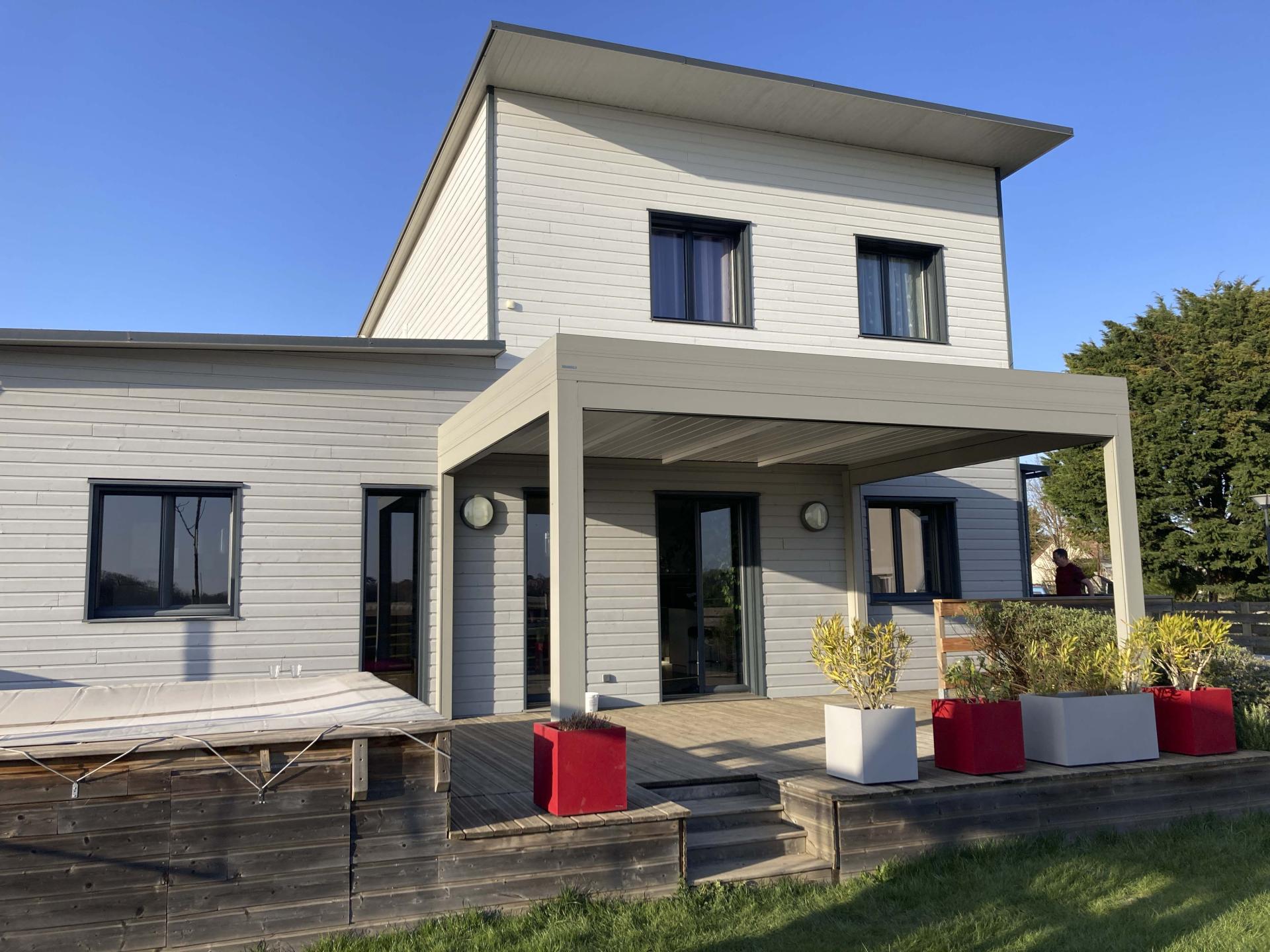 pergola bioclimatique autoportante pour maison ossature bois